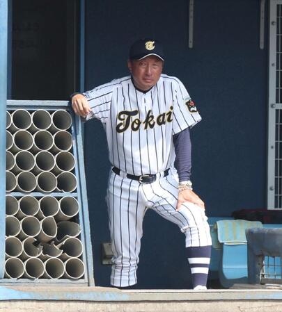 ５回、戦況を見つめる東海大大阪仰星・上林健監督（撮影・中田匡峻）