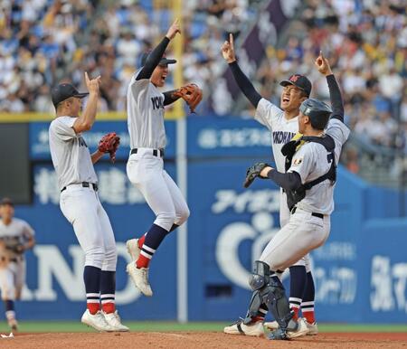甲子園出場を決め喜ぶ織田（右から２人目）ら横浜ナイン