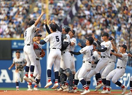 甲子園出場を決め喜ぶ横浜ナイン