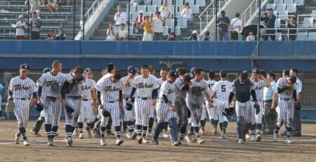 箕面学園にサヨナラ負けを喫した東海大大阪仰星ナイン（撮影・中田匡峻）
