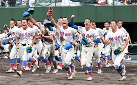 ２年ぶり夏の甲子園出場を決め、応援席に向かって駆け出す花咲徳栄ナイン（撮影・佐藤厚）