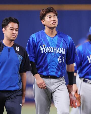 ８回、トレーナーに付き添われベンチへ戻る蝦名（右）