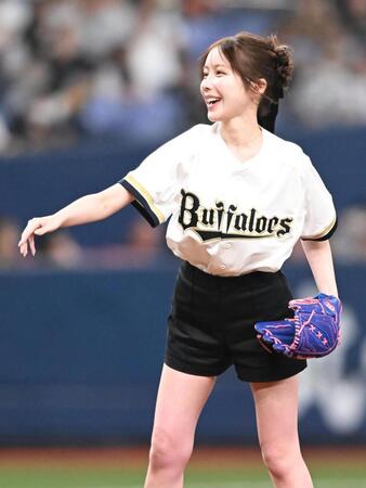 始球式を務める、ライバーのすず＝京セラドーム（撮影・高部洋祐）