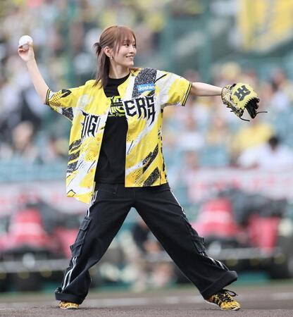 ファーストピッチで投げる山本彩（撮影・田中太一）