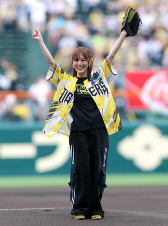 ファーストピッチセレモニーを務め笑顔を見せる山本彩（撮影・立川洋一郎）