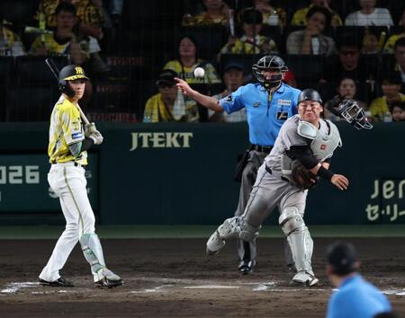 ８回、山瀬は盗塁を狙った熊谷をアウトにする（撮影・山口登）