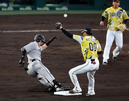 ４回、左前打を放った泉口は阪神の守備が乱れ二塁へ進む（撮影・山口登）