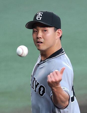 ３回、佐藤輝を投直に打ち取ってボールを返球する小笠原（撮影・立川洋一郎）