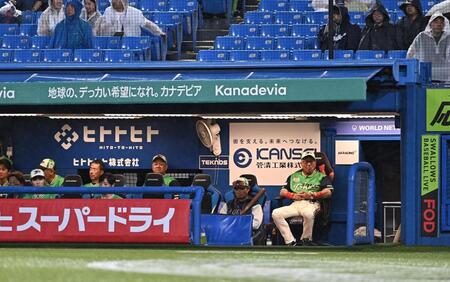 ベンチで試合再開を待つ池山監督（右端）らヤクルトナイン（撮影・開出牧）