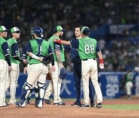 ９回、佐々木に勝ち越しの右越え適時二塁打を打たれ降板したキハダ（右から３人目）。右手前は降板を告げ労う池山監督（撮影・開出牧）