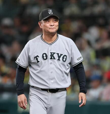 ８回、投手交代を告げベンチへ戻る橋上監督代行（撮影・田中太一）