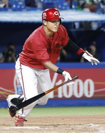 　９回広島１死三塁、佐々木が右翼線に勝ち越し二塁打を放つ＝神宮