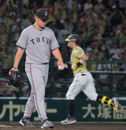 ６回、佐藤輝（右）に先制ソロを浴びた小笠原（撮影・西田忠信）