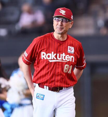 ７回、選手交代を告げる吉井監督（撮影・中島達哉）