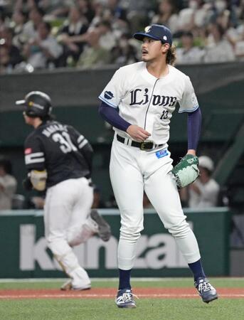　５回、ソフトバンク・正木（奥）に先制犠飛を許した高橋光