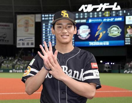 　８勝目を挙げ、ポーズをとる前田悠