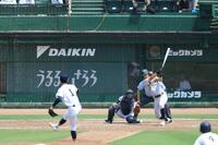 ５回、米田が先制適時打を放つ
