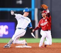 ３回、右前打で二塁を狙うもアウトになる吉田（撮影・中島達哉）