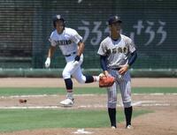 ８回、決勝打となるホームランを打たれ、逆転される明石商の仲吉（手前）