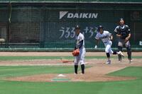 ８回、小倉がホームランを放つ。２-３と勝ち越す