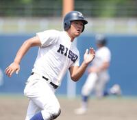 ３回、履正社・高津冬真の右前打で三塁に向かう二走の履正社・辻竜乃介（撮影・中田匡峻）