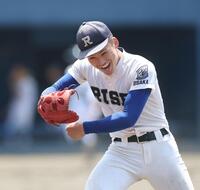 ５回を投げ終え、笑顔を見せながらベンチに戻る履正社・上山篤慶（撮影・中田匡峻）