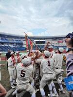 閉会式後、監督を胴上げする拓大紅陵ナイン