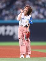 ファーストピッチセレモニーで投球し、笑顔を見せる鈴木亜美（撮影・中島達哉）