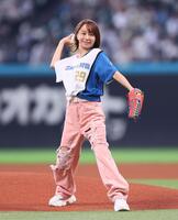 ファーストピッチセレモニーで投球する鈴木亜美（撮影・中島達哉）