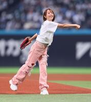 ファーストピッチセレモニーで投球する鈴木亜美（撮影・中島達哉）