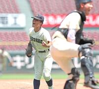 広陵相手に完投勝利をあげ、拳を握る広島商・小池遼太郎（撮影・北村雅宏）