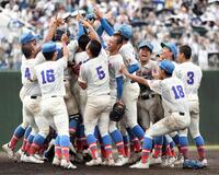 ２年ぶり夏の甲子園出場を決め歓喜する花咲徳栄ナイン（撮影・佐藤厚）