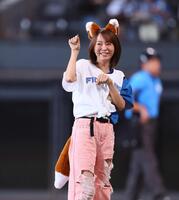 きつねダンスを踊る鈴木亜美（撮影・中島達哉）