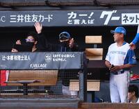 ４回、有薗のプロ初本塁打に喜ぶ新庄監督（中央）＝撮影・中島達哉