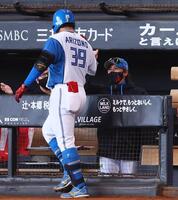 ３回、プロ初本塁打を放った有薗（３９）を迎える新庄監督（撮影・中島達哉）