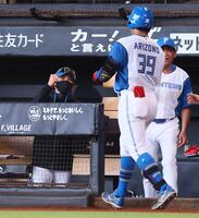 ３回、プロ初本塁打を放った有薗（３９）を迎える新庄監督（左）＝撮影・中島達哉