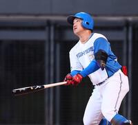 ２回、勝ち越し適時打を放つ有薗（撮影・中島達哉）