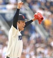 ６回裏終了、ガッツポーズする横浜・織田