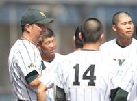 ５回裏の攻撃前にナインへ指示を出す箕面学園・山田文博監督（左）＝撮影・中田匡峻