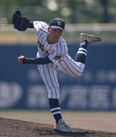 １回、力投する先発投手の東海大大阪仰星・渋谷英佑（撮影・中田匡峻）