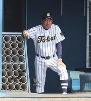 ５回、戦況を見つめる東海大大阪仰星・上林健監督（撮影・中田匡峻）