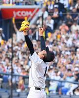 ９回１失点完投で優勝を決めバンザイする横浜・織田（撮影・園田高夫）