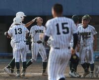 １１回、サヨナラ押し出し死球を受けた箕面学園・二見陽琉（中央左）は喜びを爆発させる（撮影・中田匡峻）