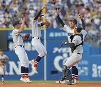 甲子園出場を決め喜ぶ織田（右から２人目）ら横浜ナイン