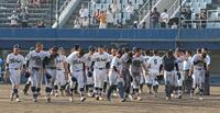 箕面学園にサヨナラ負けを喫した東海大大阪仰星ナイン（撮影・中田匡峻）