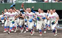 ２年ぶり夏の甲子園出場を決め、応援席に向かって駆け出す花咲徳栄ナイン（撮影・佐藤厚）