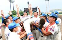 選手たちの手で胴上げされる花咲徳栄・岩井隆監督（撮影・佐藤厚）