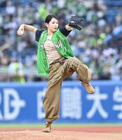 始球式を務めるガールズグループのＭＥ：ＩのＭＯＭＯＮＡ（撮影・開出牧）