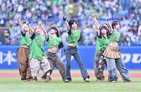 試合前、パフォーマンスを披露するガールズグループのＭＥ：Ｉ（撮影・開出牧）