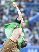 始球式を務めるガールズグループのＭＥ：ＩのＭＯＭＯＮＡ＝神宮球場（撮影・開出牧）